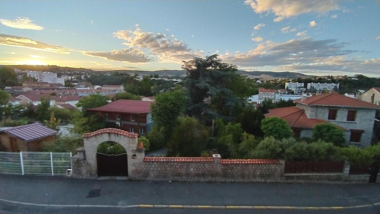 Bed and Breakfast La Batisse De Сен-Шамон Экстерьер фото